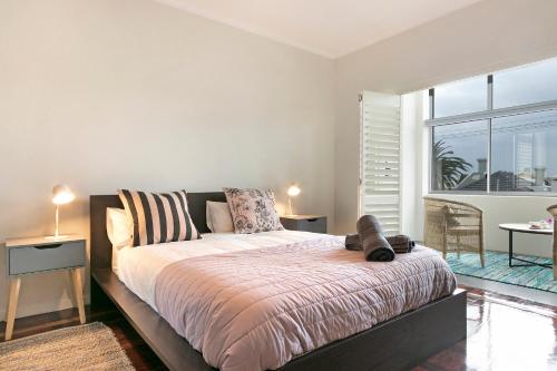 Chic 2BR Apartment in Sea Point