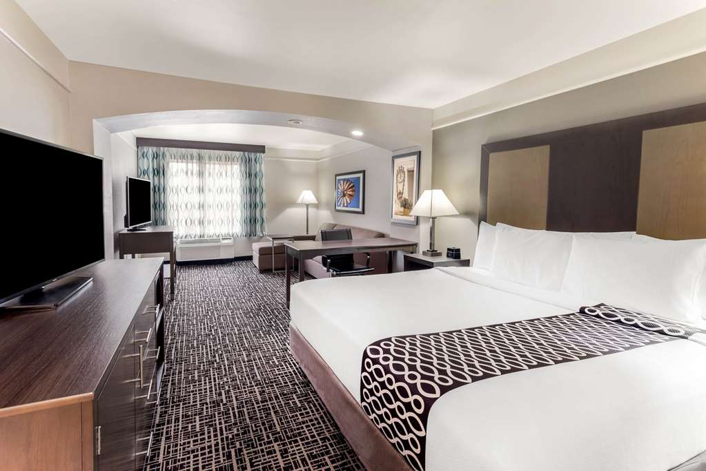 La Quinta Inn & Suites by Wyndham Seguin - photo 17