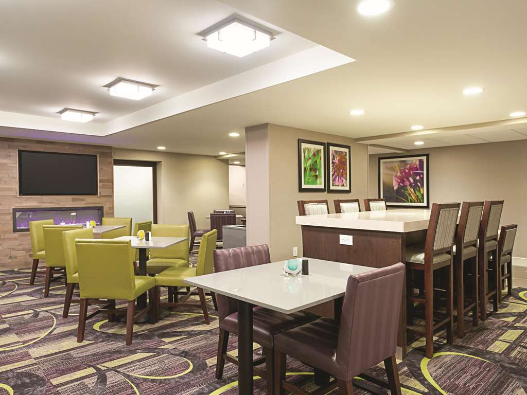 La Quinta Inn & Suites by Wyndham Baltimore BWI Airport - photo 74
