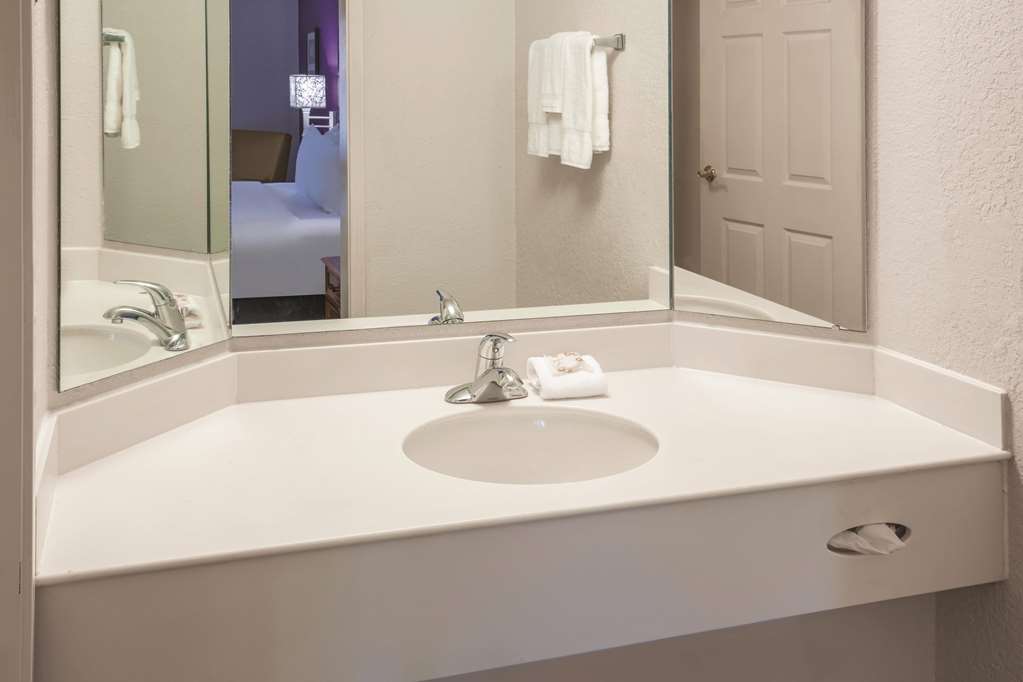 Howard Johnson by Wyndham Sacramento Downtown - photo 29