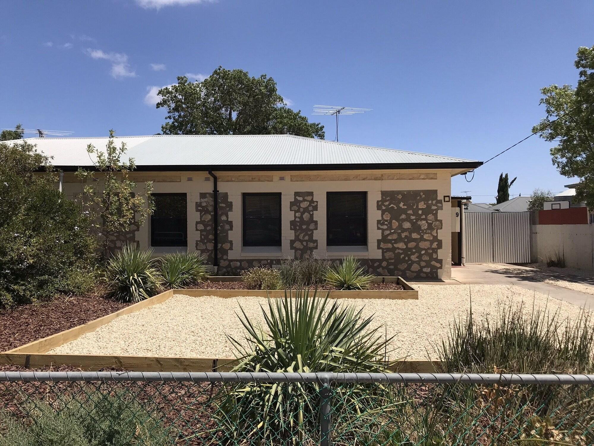Cute and Cosy II Events Workers Getaways. — 4-Star Luxury Hotel in Murray Bridge, Australia