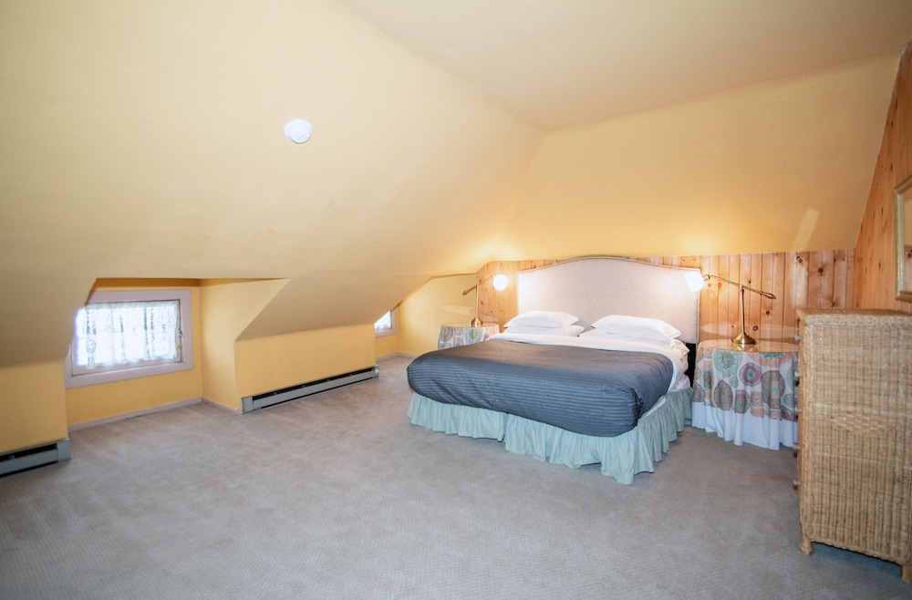 Looking Glass Inn - photo 39