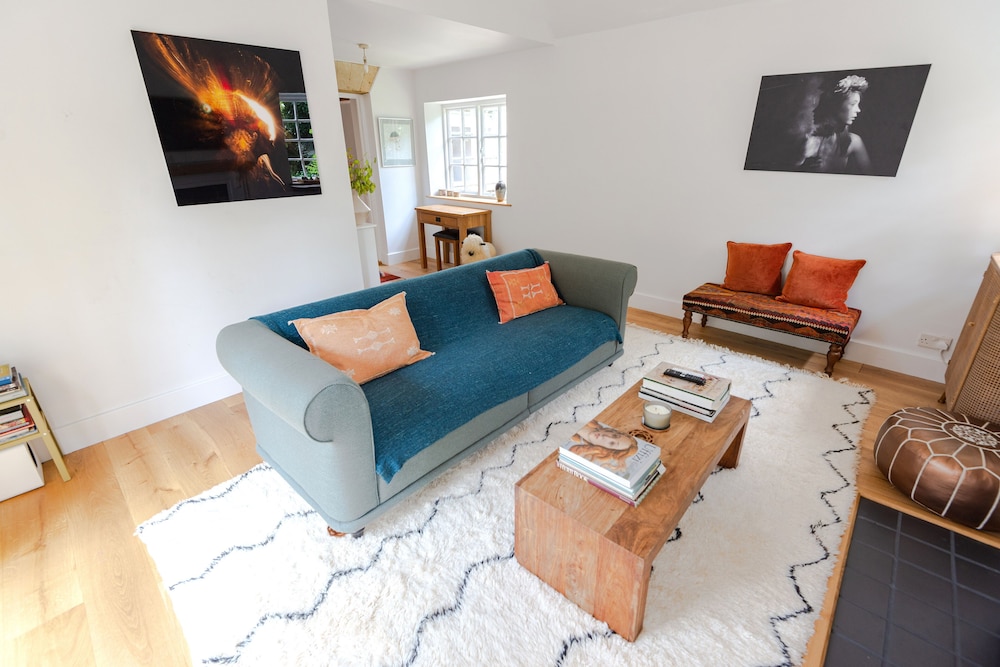 Beautiful 3BD Thatched Stone Cottage Kettering — 4-Star Luxury Hotel in Kettering, United Kingdom
