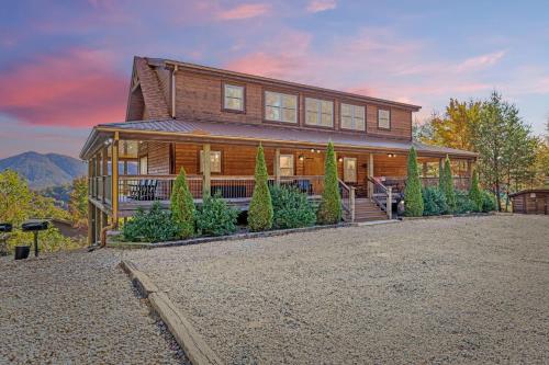 GSMNP entrance only 4 miles away Stunning panoramic views Dog Friendly Seasonal Pool Access — 4-Star Luxury Hotel in Sevierville, United States