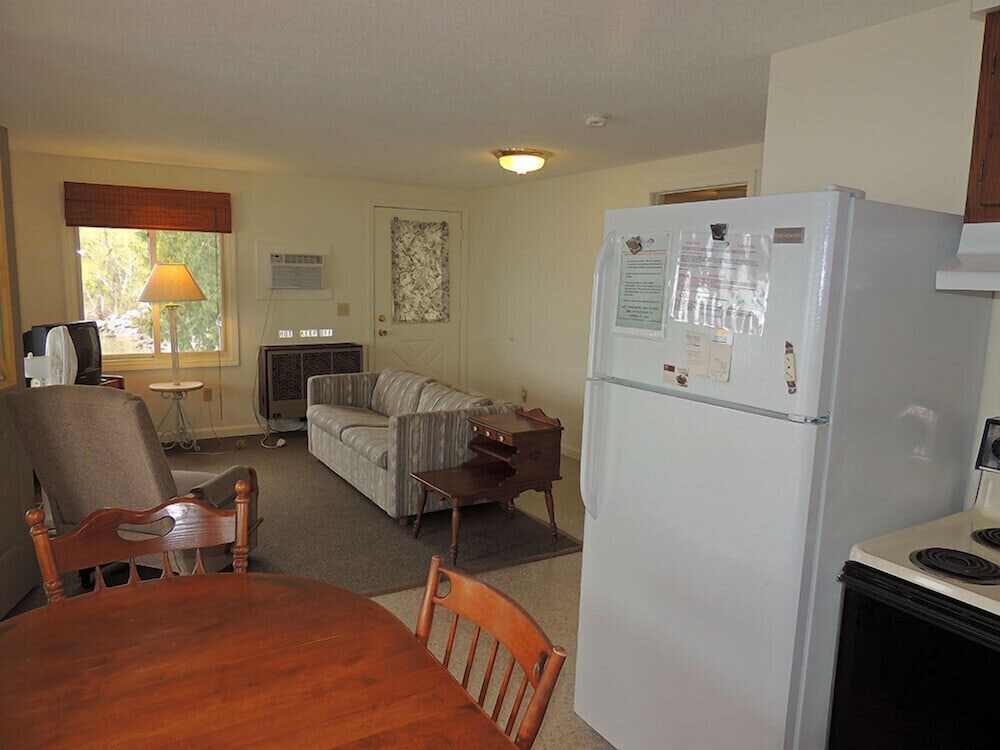 West Winds Motel & Cottages - photo 23