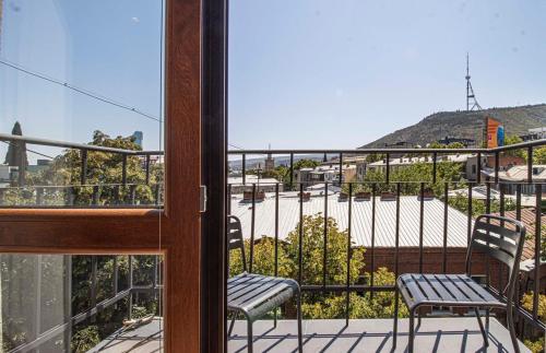 Chic 2BR Center Apt with View By Wehost