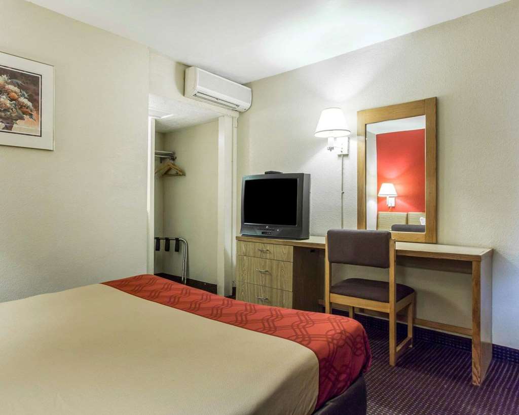 Econo Lodge Atlanta College Park - photo 16