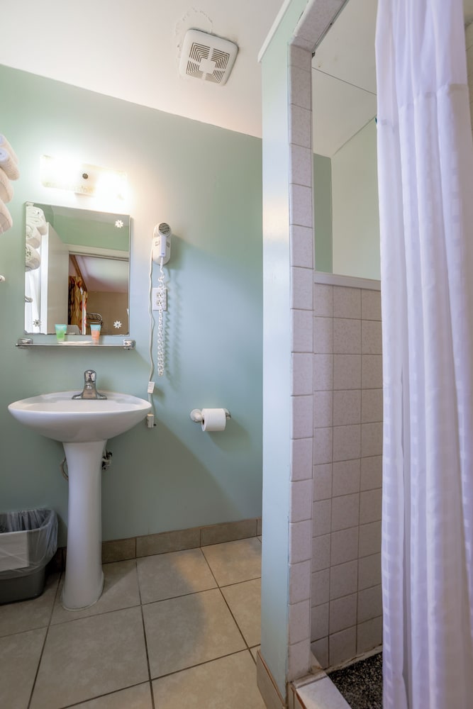 Relax Inn By OYO Natural Bridge I 81 - photo 27