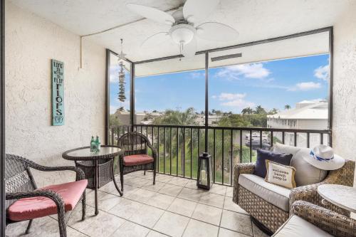 Central condo with pool and short walk to restaurants — 4-Star Luxury Hotel in Marco Island, United States