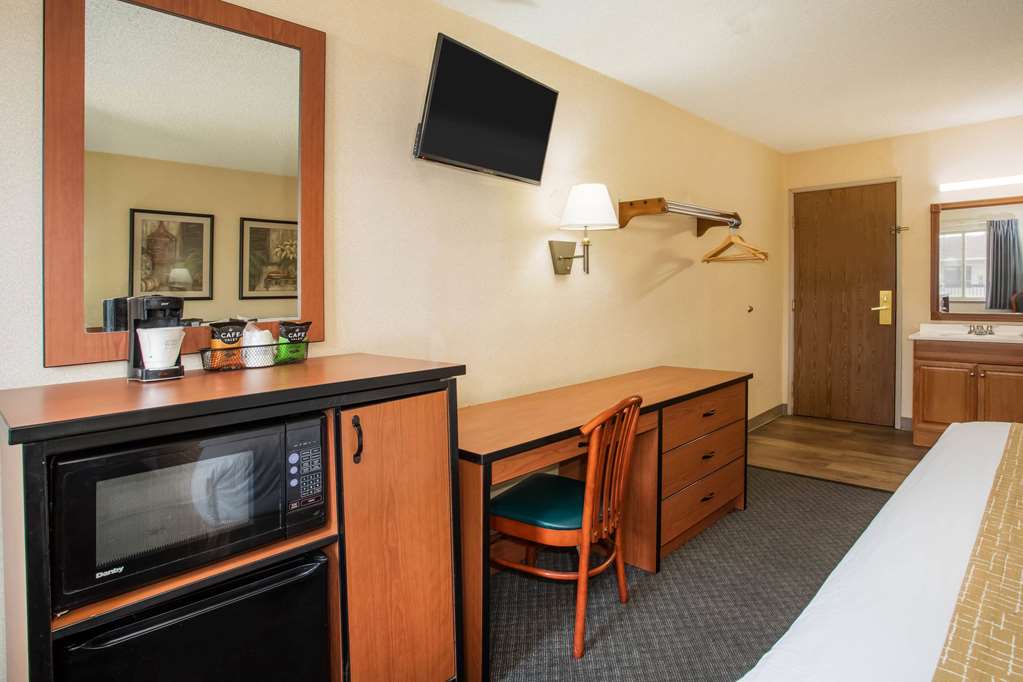 Travelodge by Wyndham Colorado Springs Airport Peterson SFB - photo 8