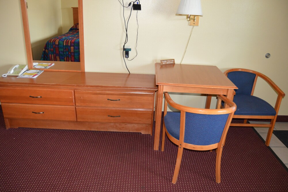 Midway Motel - photo 4