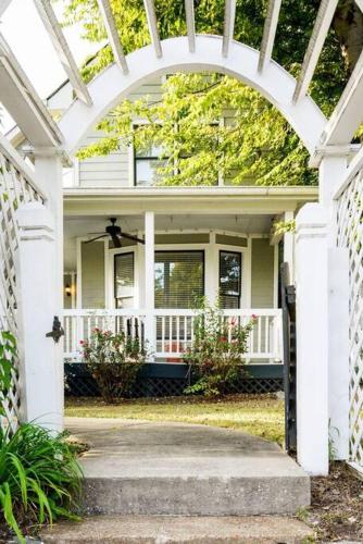 Southern Charm Downtown Walk to Farmers Market & — 4-Star Luxury Hotel in Nashville, United States