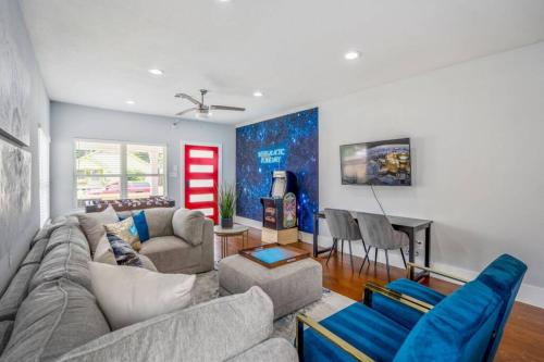 Intergalactic Abode at East Downtown - last minute hotel in Houston