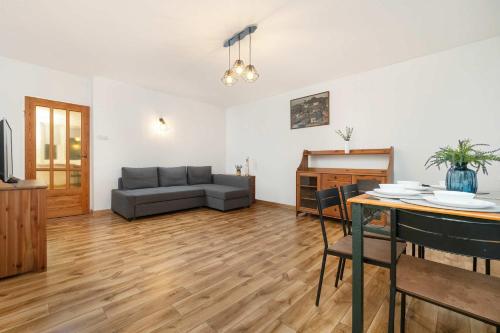 Merliniego Trendy Apartment with Desk by Noclegi Renters — 4-Star Luxury Hotel in Warsaw, Poland