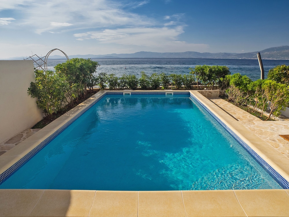 Villa Violet — 4-Star Luxury Hotel in Supetar, Croatia