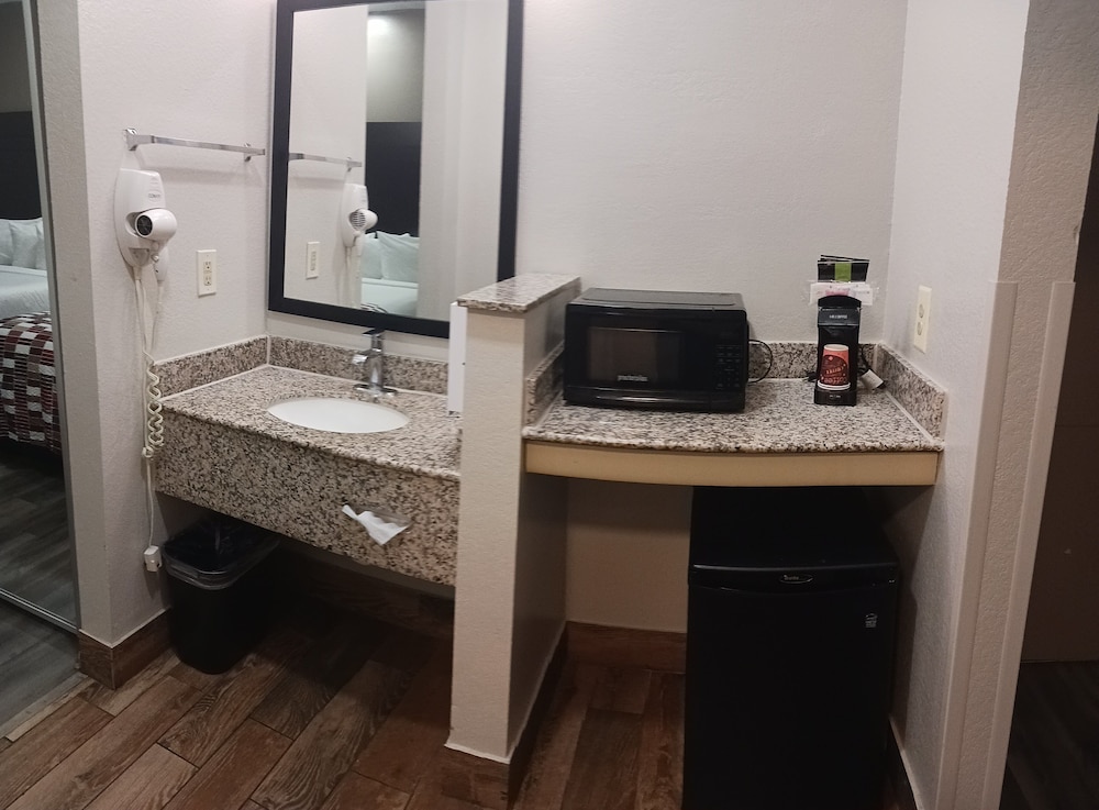 Americas Best Value Inn And Suites Clinton Jackson - photo 16