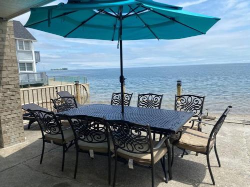 Pet Friendly Milford Beachfront Home — Stratford — photo 5