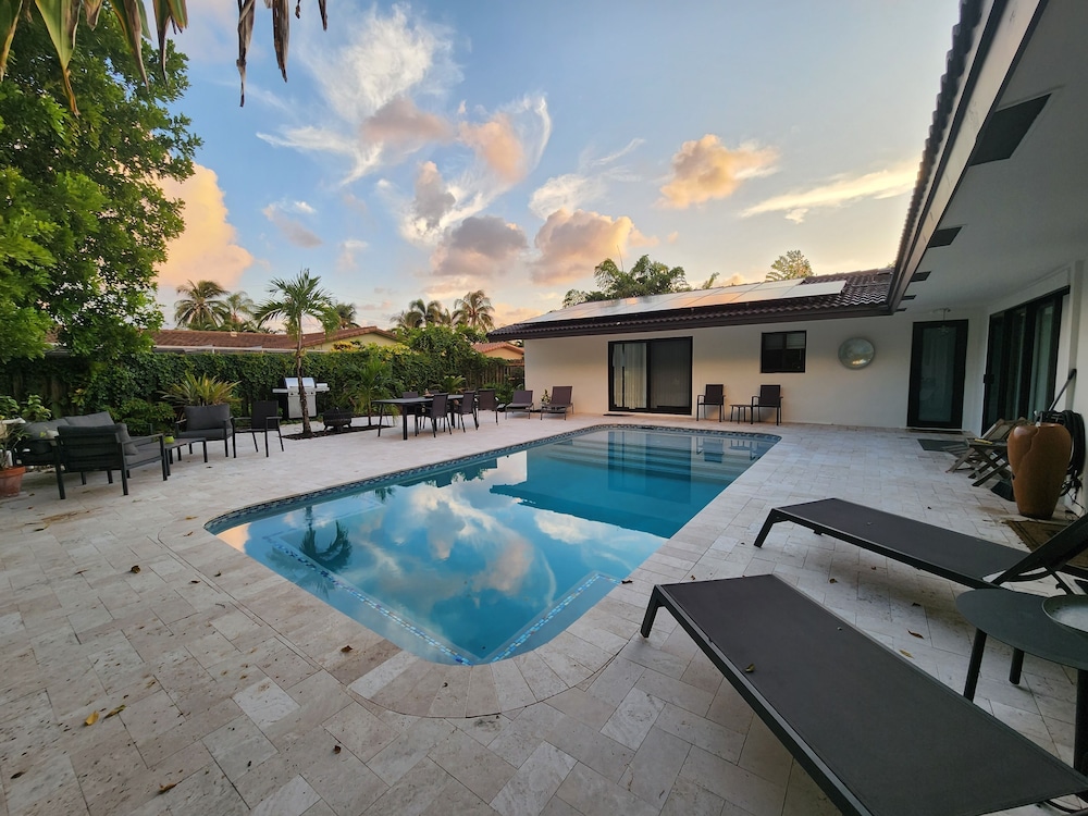 Lighthouse Guest Suites — 4-Star Luxury Hotel in Fort Lauderdale, United States
