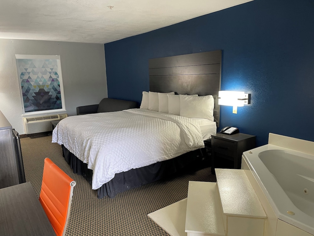 Clairmont Inn & Suites Warren - photo 20