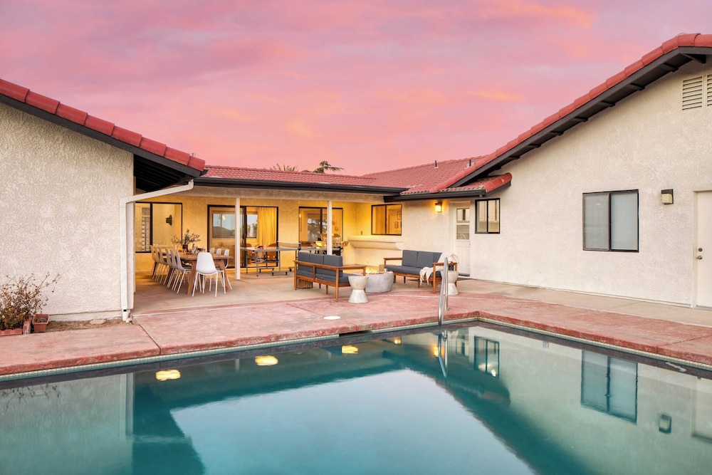 Lava Rocks by Avantstay Gorgeous Desert Haven w Pool Hot Tub Fire Pit & Ping Pong — hotel in Yucca Valley