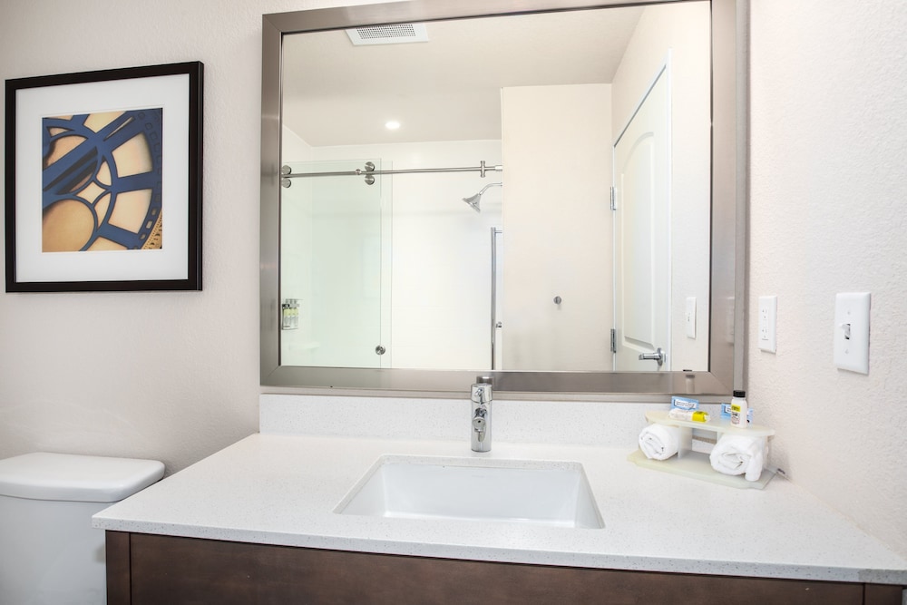 Holiday Inn Express & Suites Manhattan by IHG - photo 20