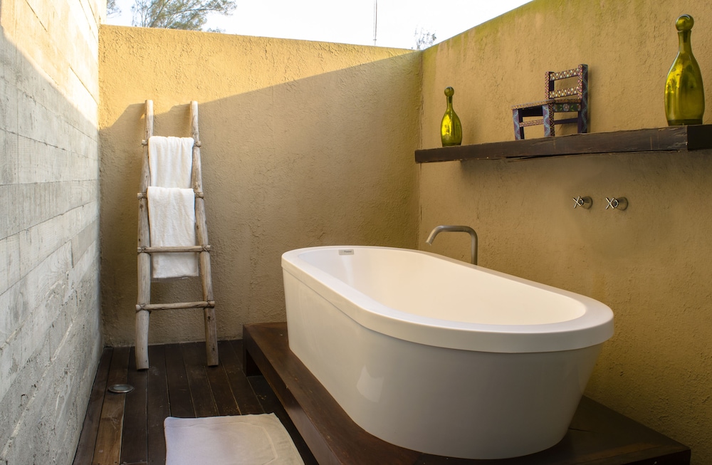 Deep soaking bathtub