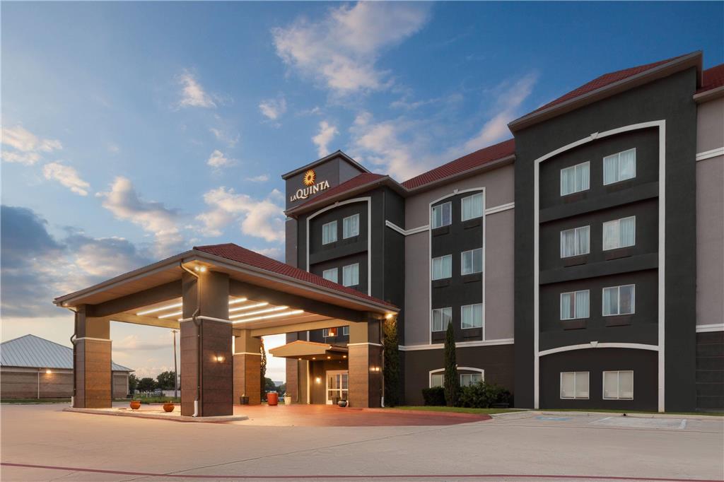 La Quinta Inn & Suites by Wyndham Brownwood - photo 4