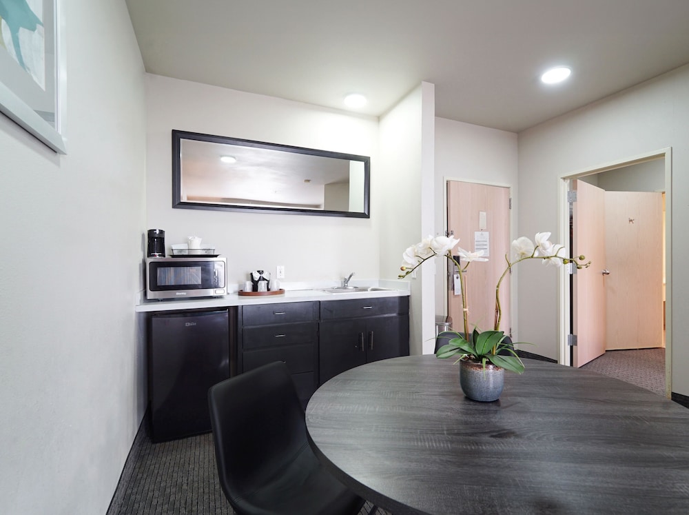 BayVue Hotel Resort and Suites - photo 22