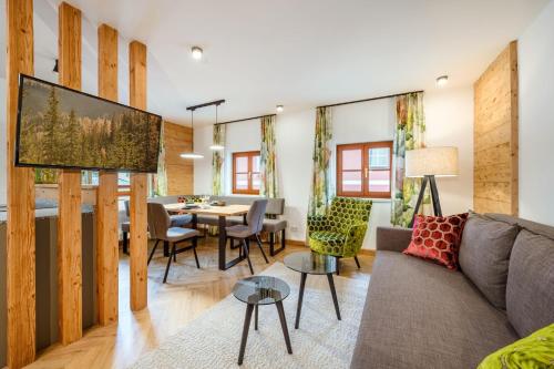 Thorbäck Gut Apartments im Schlosserhaus — 4-Star Luxury Hotel in Oeblarn, Austria