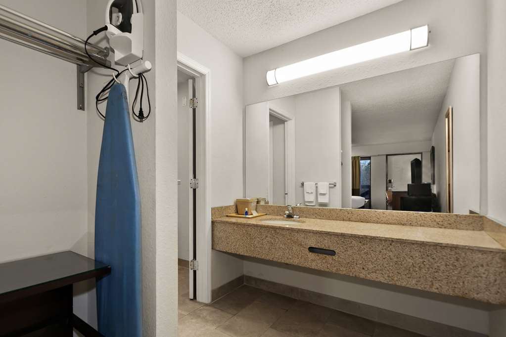 Rodeway Inn Lumberton Central - photo 18