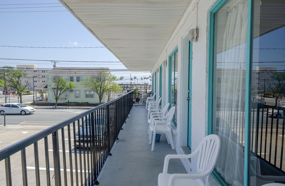 Surf Comber Motel - photo 27