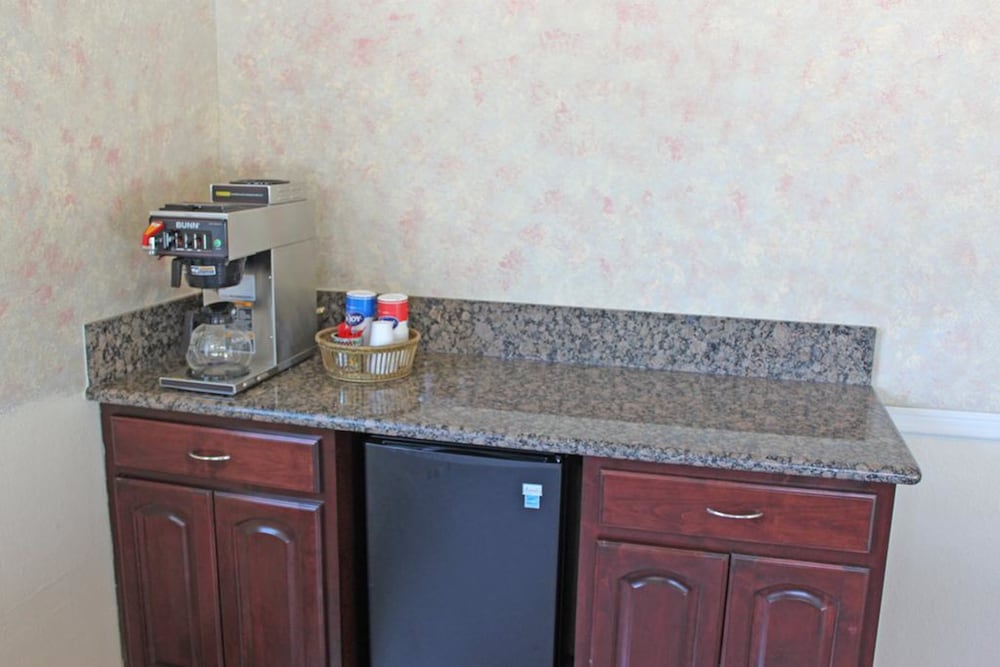 Orange Tustin Inn - photo 27