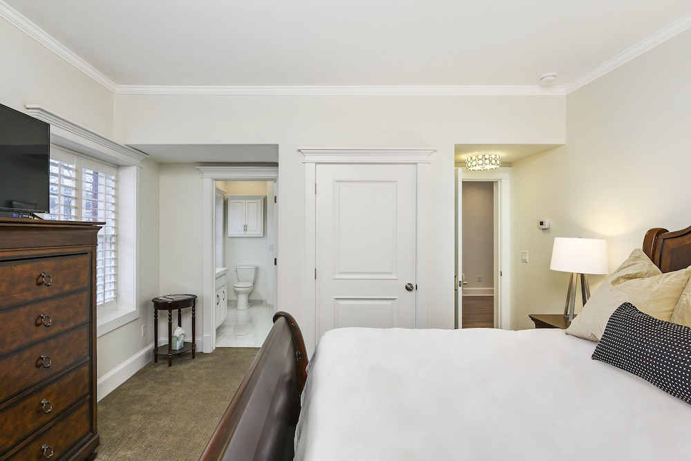 Oak Street Mansion - photo 16