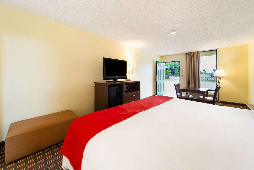 Days Inn by Wyndham Atmore - photo 13