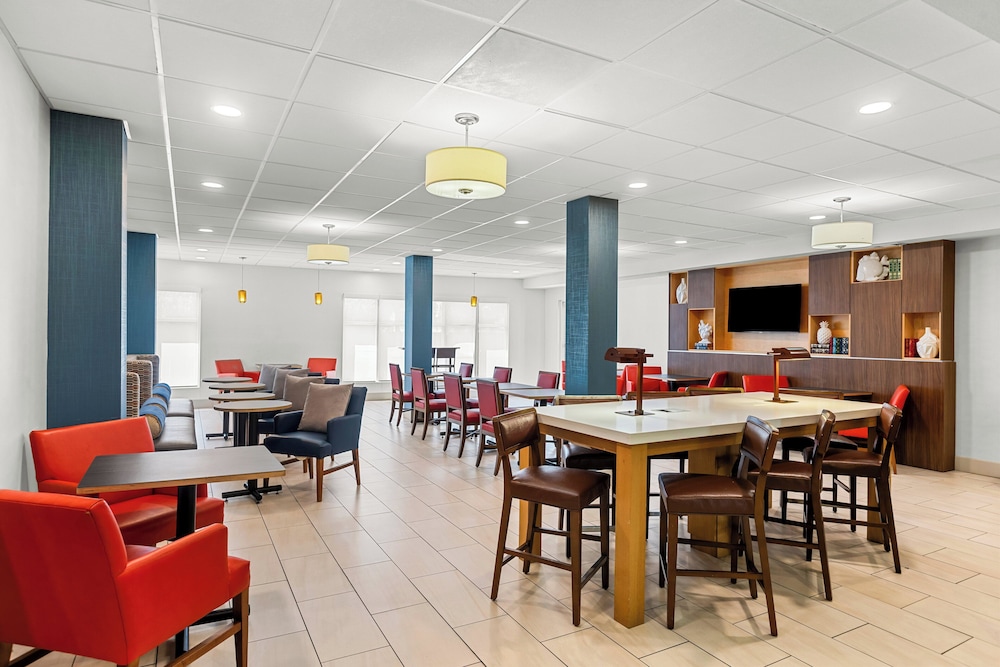 Holiday Inn Express and Suites Savannah Midtown by IHG - photo 26