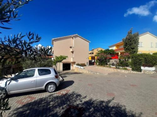 Apartment Lilly with outdoor Trampoline and Grill — 4-Star Luxury Hotel in Krk, Croatia