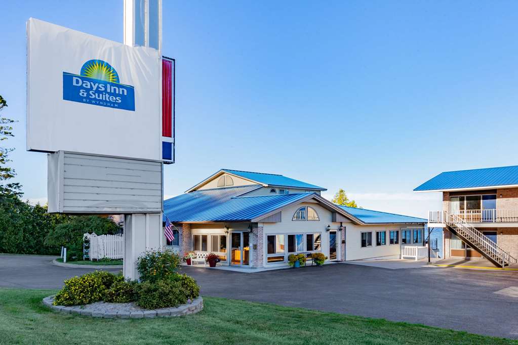 Days Inn & Suites by Wyndham St. Ignace Lakefront - photo 9