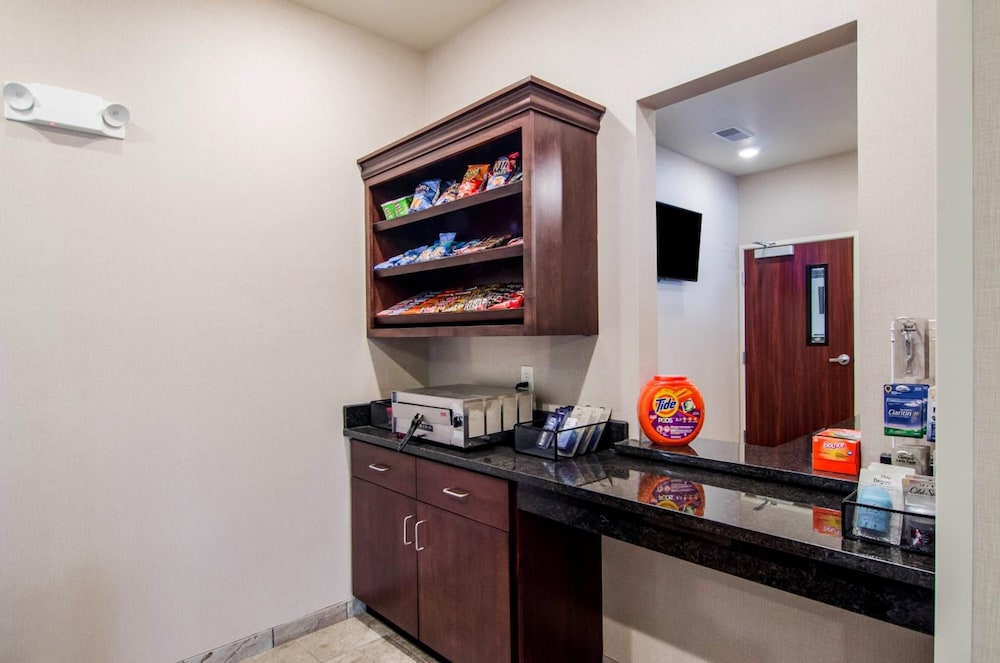 Cobblestone Hotel & Suites Newport - photo 25
