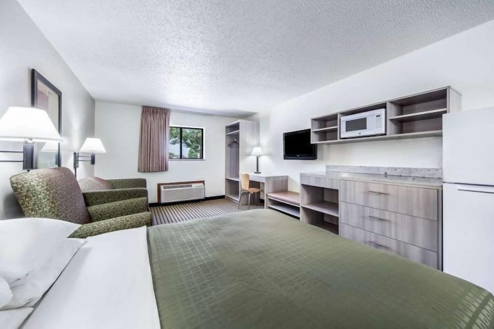 Bearcat Inn and Suites - photo 4