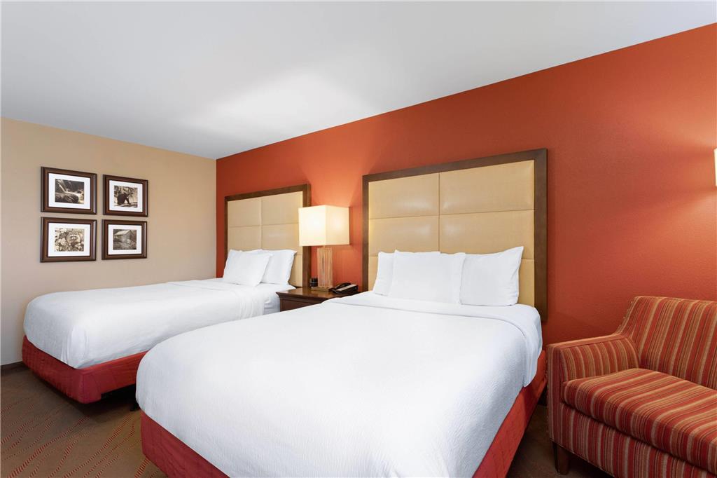 La Quinta Inn & Suites by Wyndham Pigeon Forge - photo 35