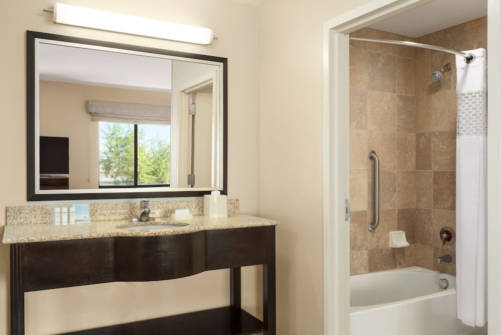 Hampton Inn & Suites Phoenix Glendale Westgate - photo 20
