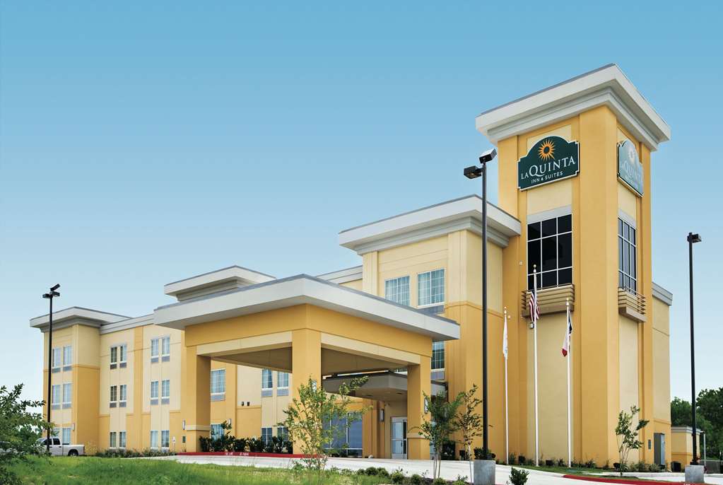 La Quinta Inn & Suites by Wyndham Karnes City Kenedy - photo 2