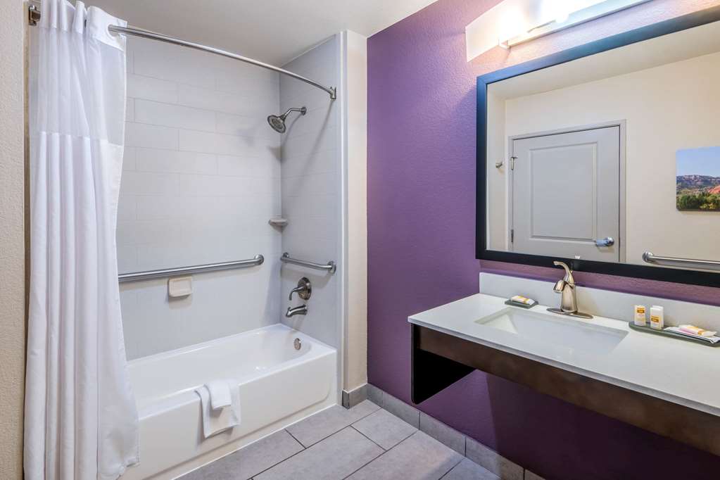 La Quinta Inn & Suites by Wyndham Pampa - photo 42