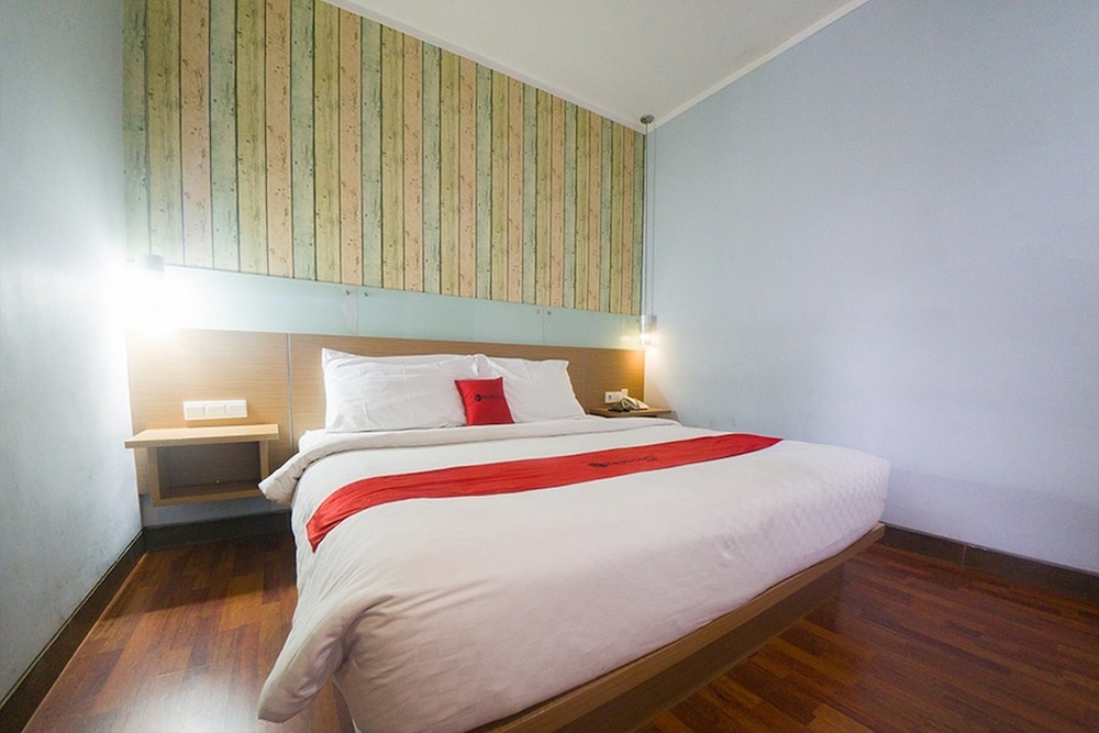 RedDoorz Plus @ Celaket - carbon neutral hotel in Malang