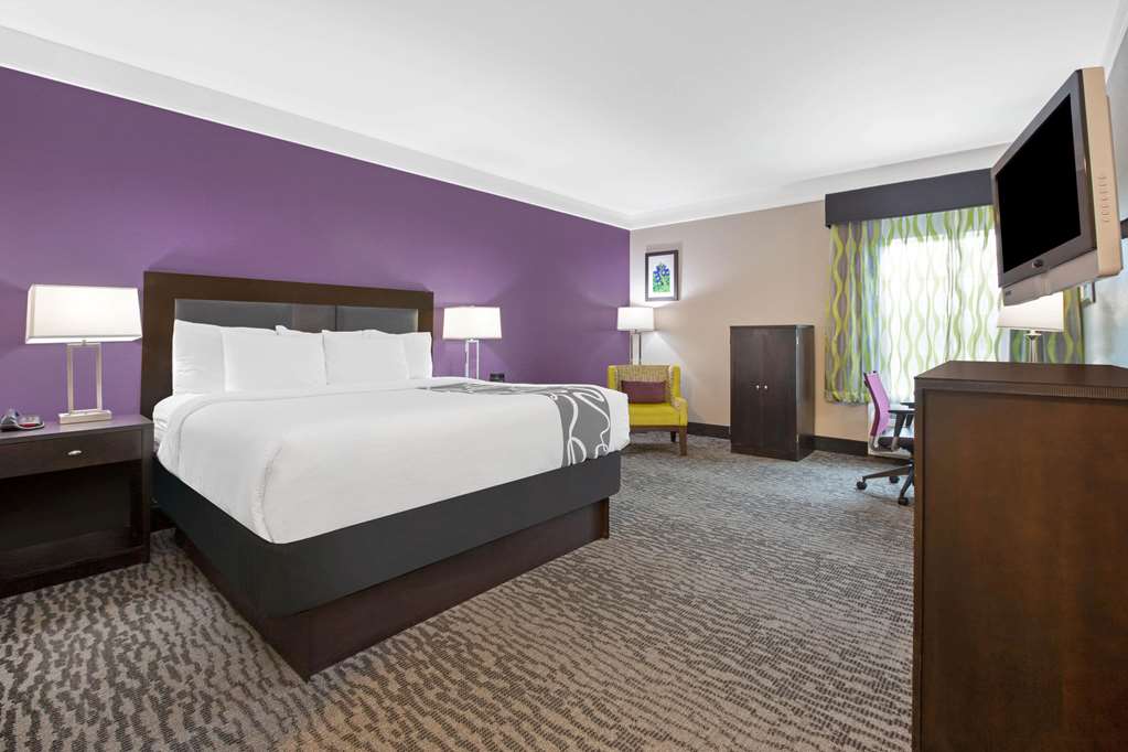 La Quinta Inn & Suites by Wyndham Pearland Houston South - photo 28
