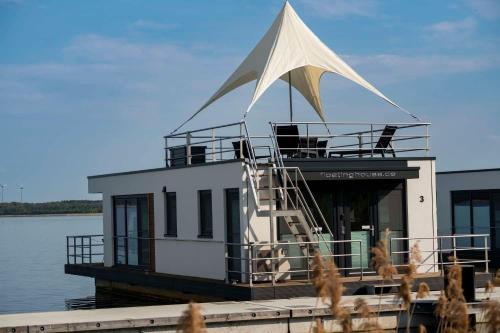 Hausboot Neptun LP3 — hotel in Vetschau