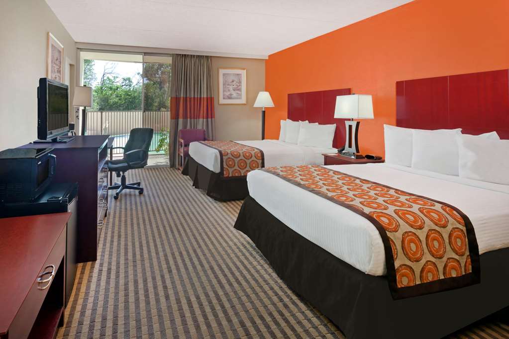 Howard Johnson by Wyndham Arlington Ballpark Six Flags - photo 10