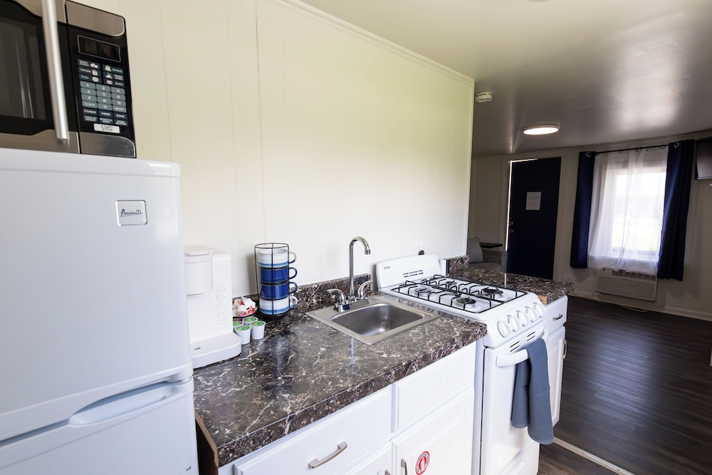 Anchor Bay Inn and Suites - photo 17