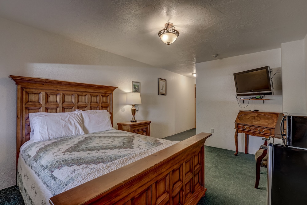 The Snuggle Inn - photo 11