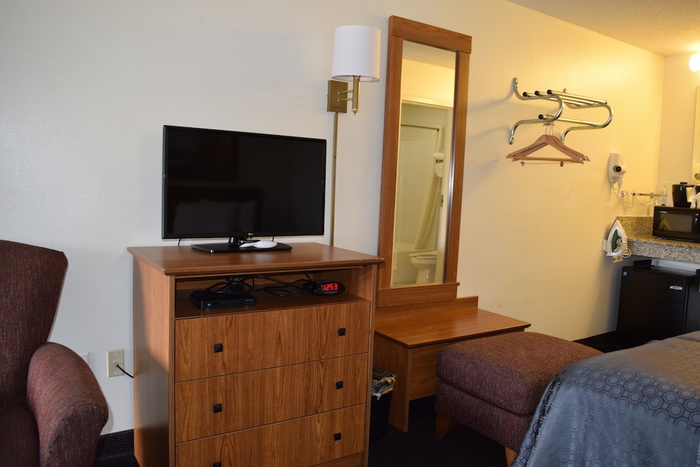 Oak Tree Inn Livonia West - photo 16
